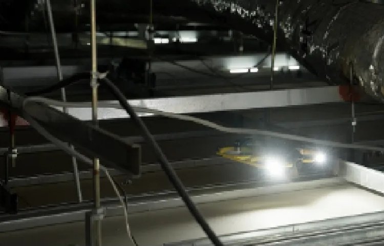 屋内ダクト・配管点検の様子